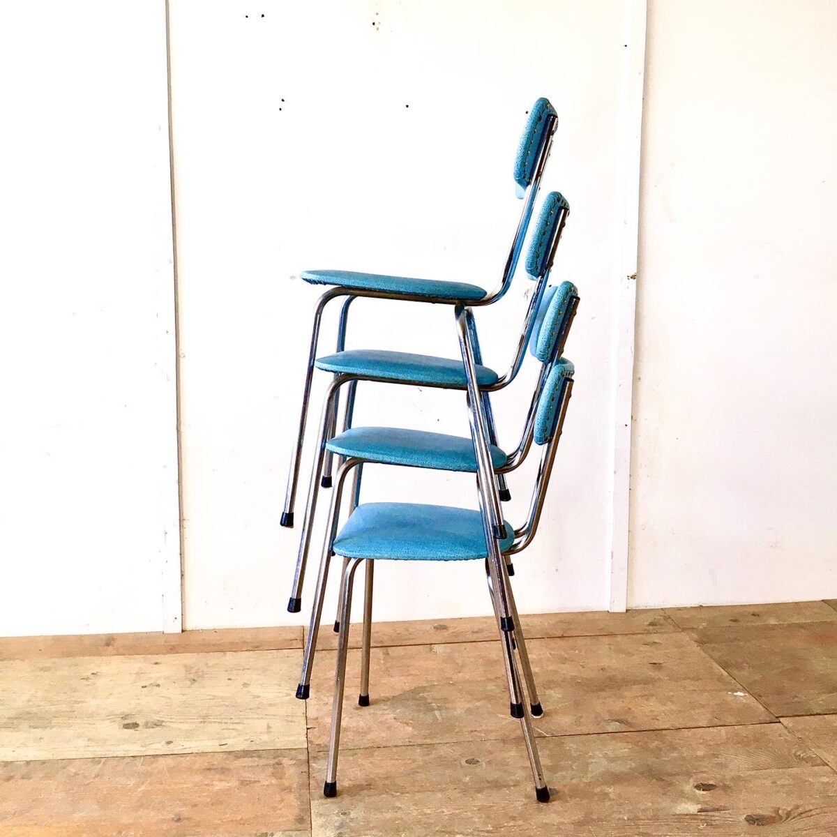 Vintage Küchenstühle 60er Jahre Stühle designklassiker vintagefurniture vintagemöbel farbige Stühle retromöbel alte Möbel in neuem glanz