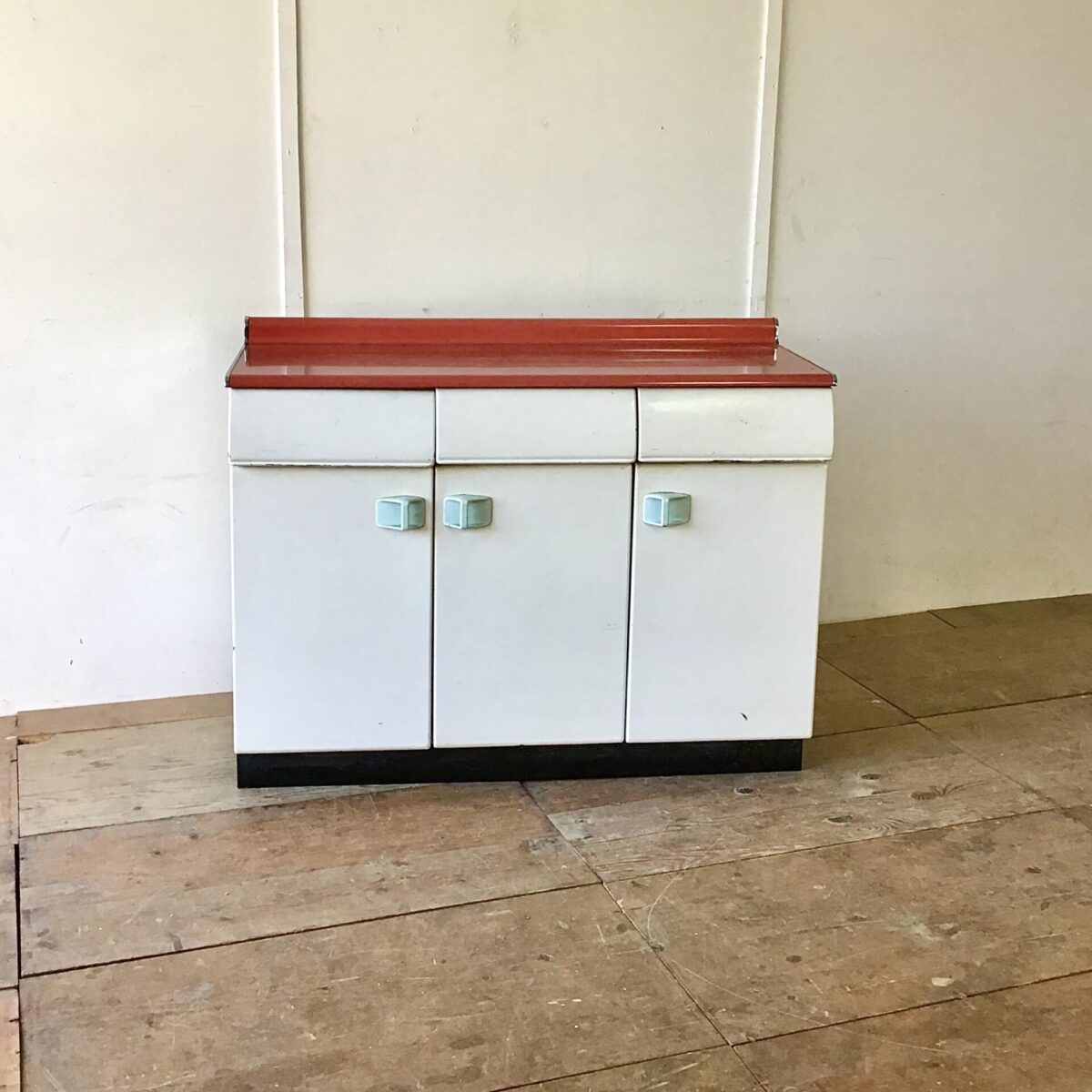 Vintage metall küchenmöbel. 121.5cm mal 47.5cm höhe 89cm. Arbeitstisch sideboard theke. Italienischer Küchenschrank mit Türe, Tablar und schubladen