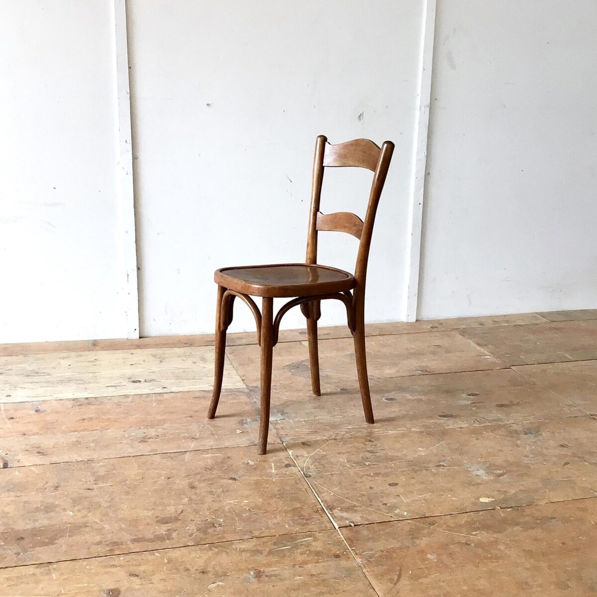 Schlanke Bistrostühle von horgenglarus, Preis pro Stuhl. Schöne Kastanienbraune Alterspatina, Technisch überarbeitet. Wacklige Beine und Sitzflächen frisch verleimt. Furnierabplatzer neu eingesetzt und kaputte oder fehlende Schrauben ersetzt. 