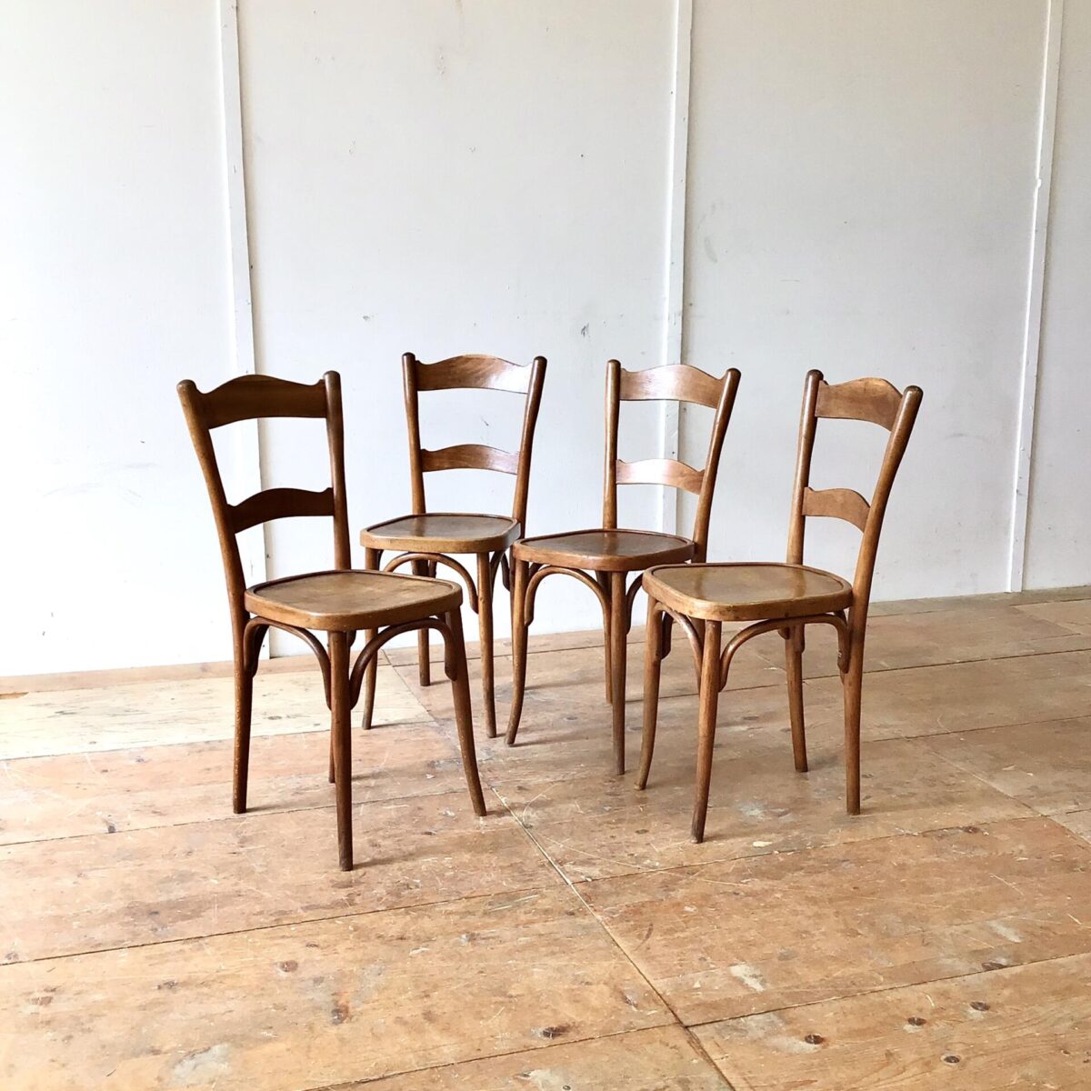 Schlanke Bistrostühle von horgenglarus, Preis pro Stuhl. Schöne Kastanienbraune Alterspatina, Technisch überarbeitet. Wacklige Beine und Sitzflächen frisch verleimt. Furnierabplatzer neu eingesetzt und kaputte oder fehlende Schrauben ersetzt. 