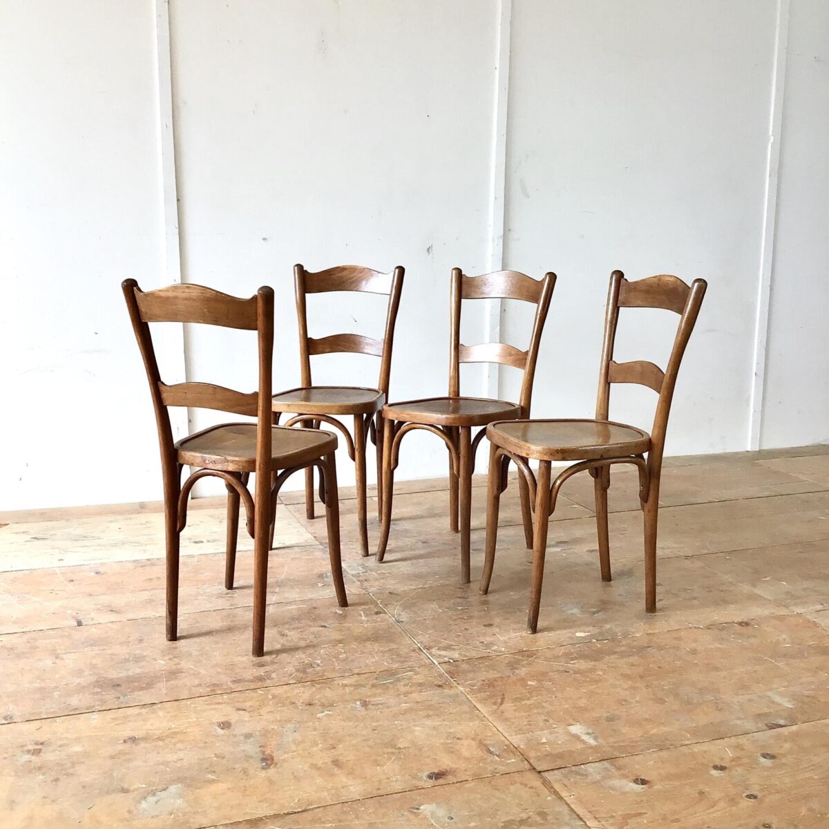 Schlanke Bistrostühle von horgenglarus, Preis pro Stuhl. Schöne Kastanienbraune Alterspatina, Technisch überarbeitet. Wacklige Beine und Sitzflächen frisch verleimt. Furnierabplatzer neu eingesetzt und kaputte oder fehlende Schrauben ersetzt. 